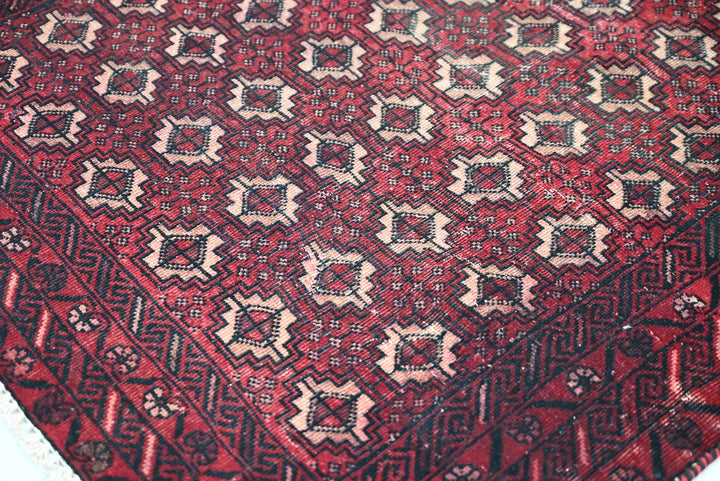 red Accent rug 3' 1" x 6' 3"