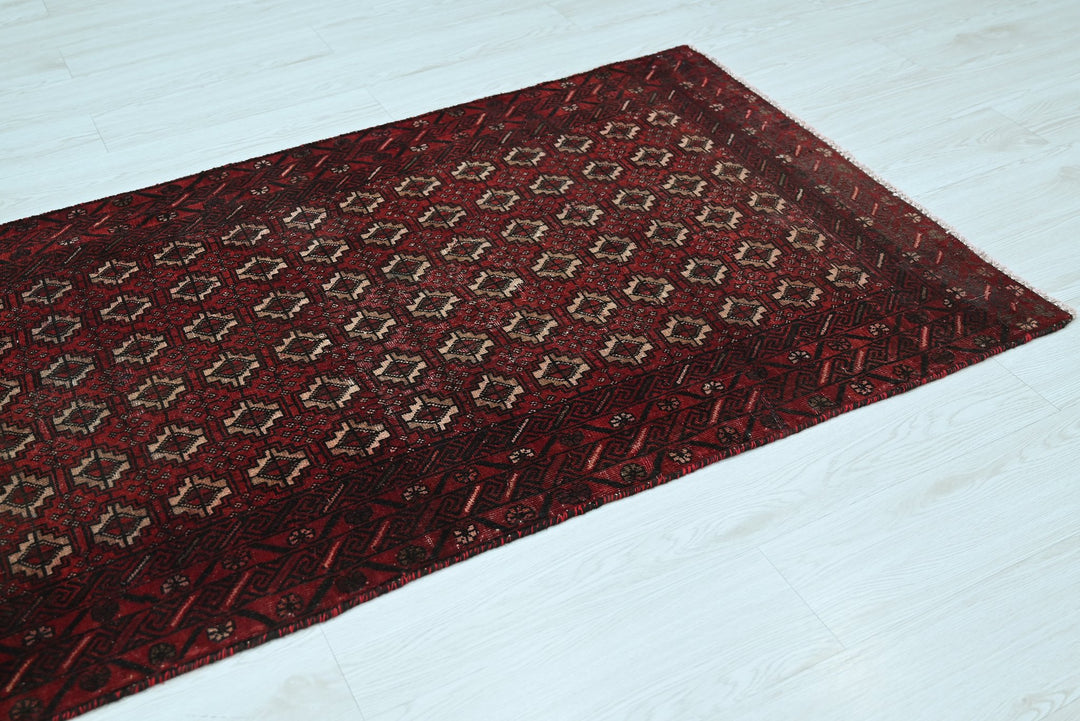 red Accent rug 3' 1" x 6' 3"