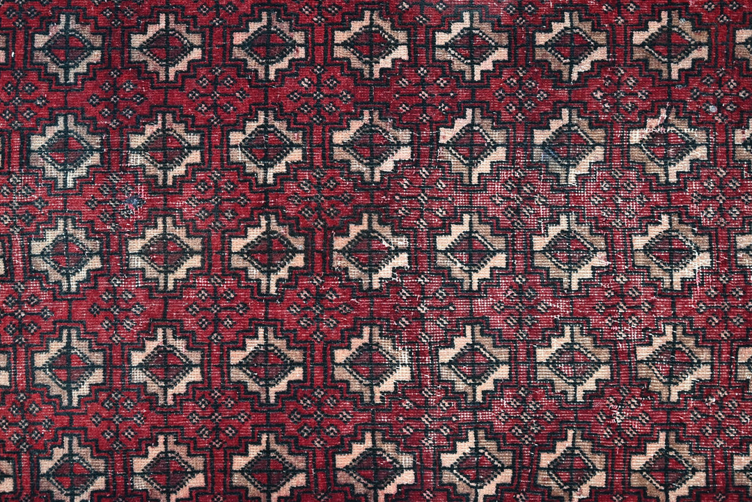 red Accent rug 3' 1" x 6' 3"