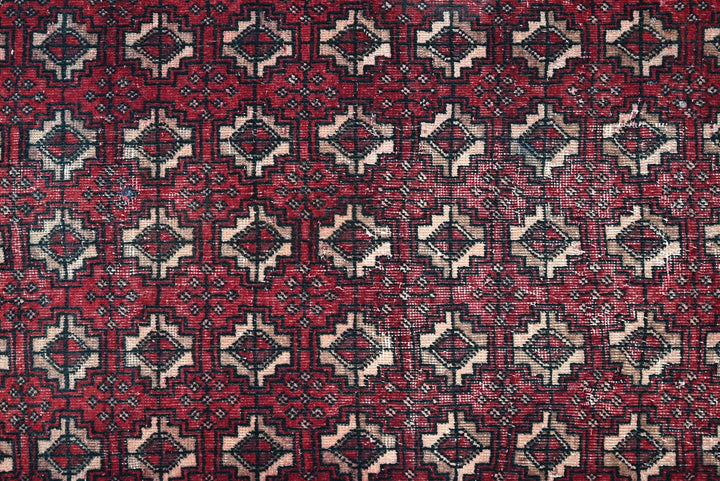 red Accent rug 3' 1" x 6' 3"