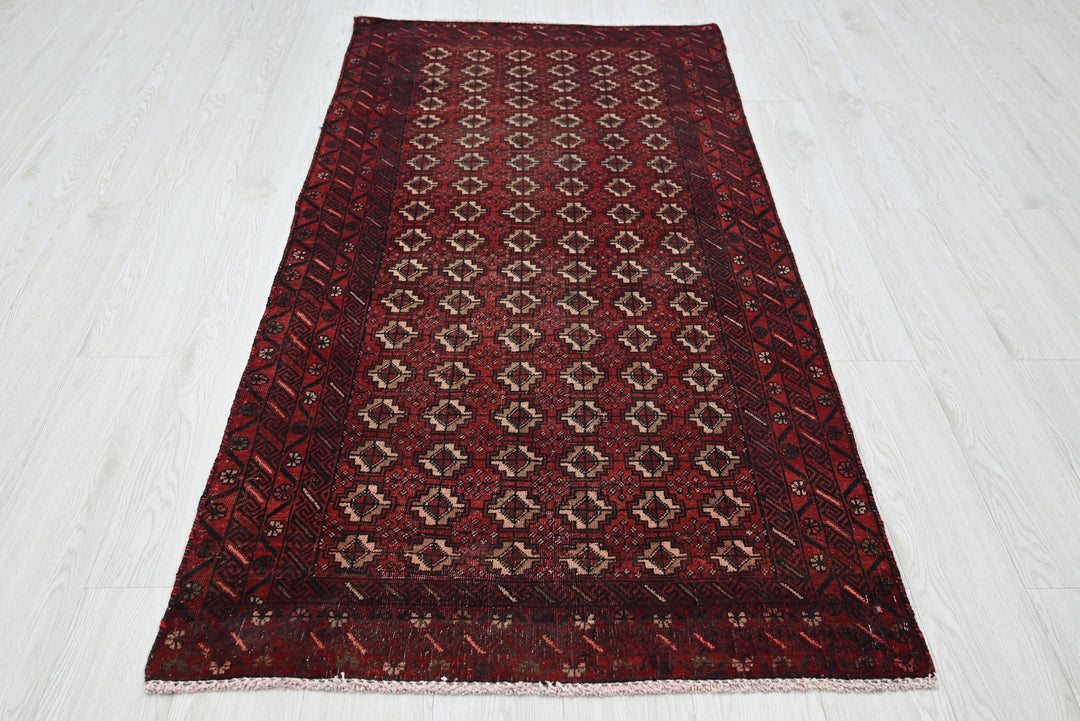 red Accent rug 3' 1" x 6' 3"