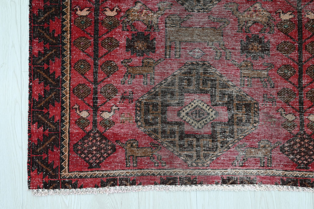 red Accent rug 2' 11" x 6' 2"