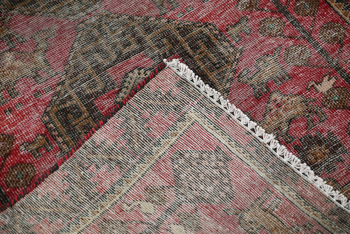 red Accent rug 2' 11" x 6' 2"
