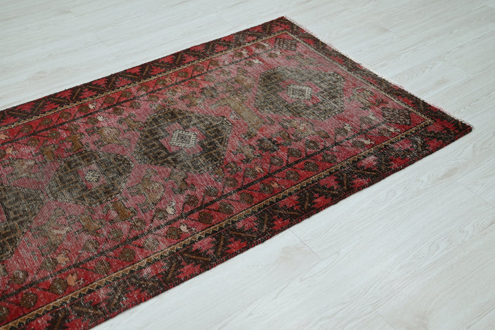 red Accent rug 2' 11" x 6' 2"
