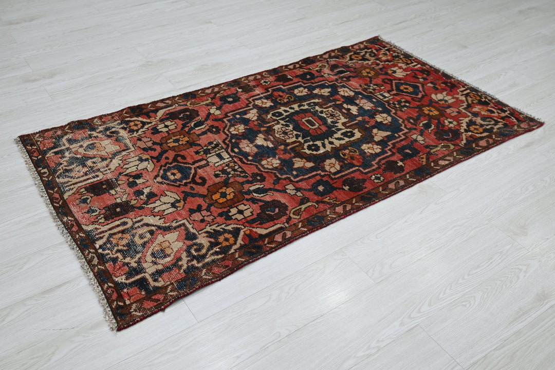 red Accent rug 3' 0" x 5' 7"