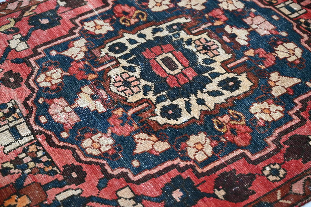 red Accent rug 3' 0" x 5' 7"