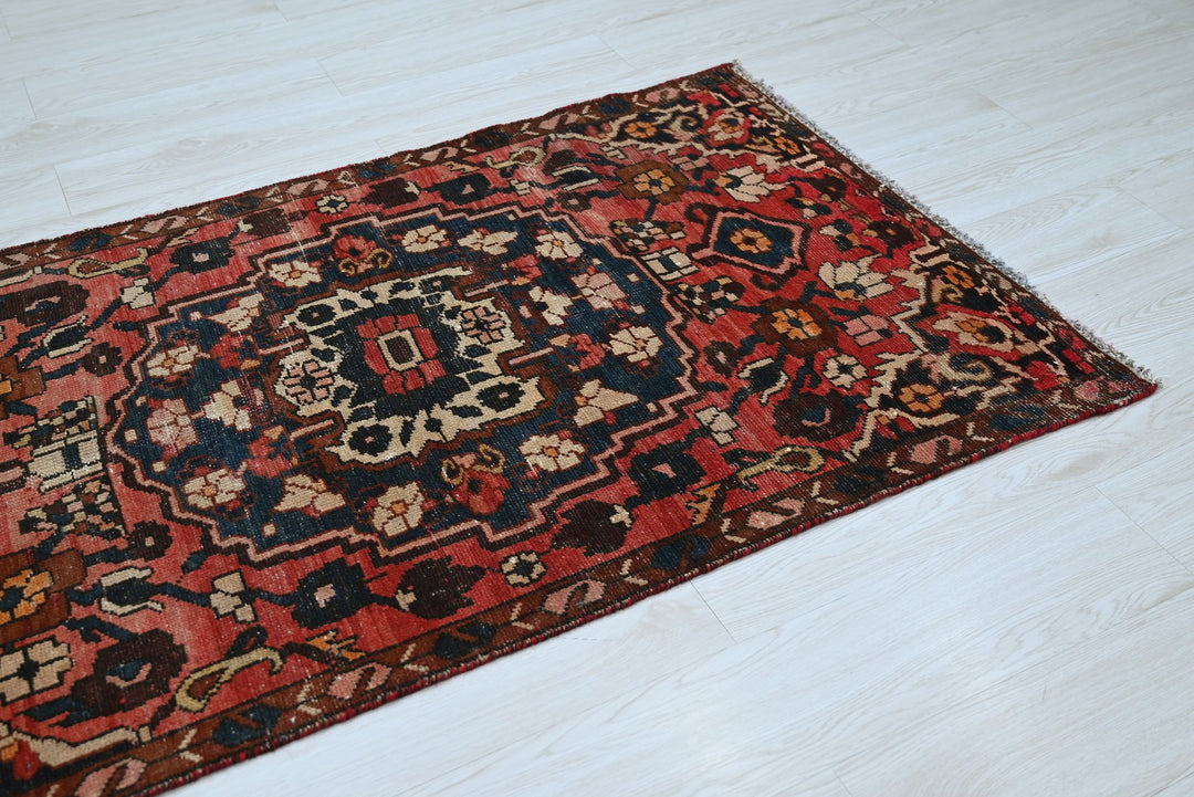red Accent rug 3' 0" x 5' 7"
