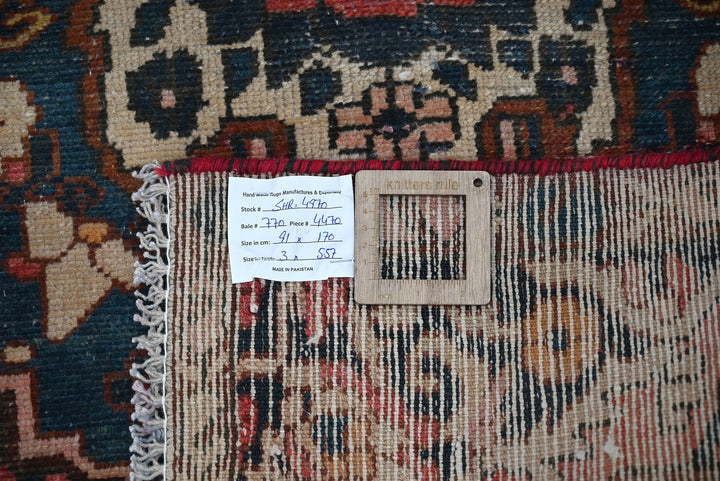 red Accent rug 3' 0" x 5' 7"