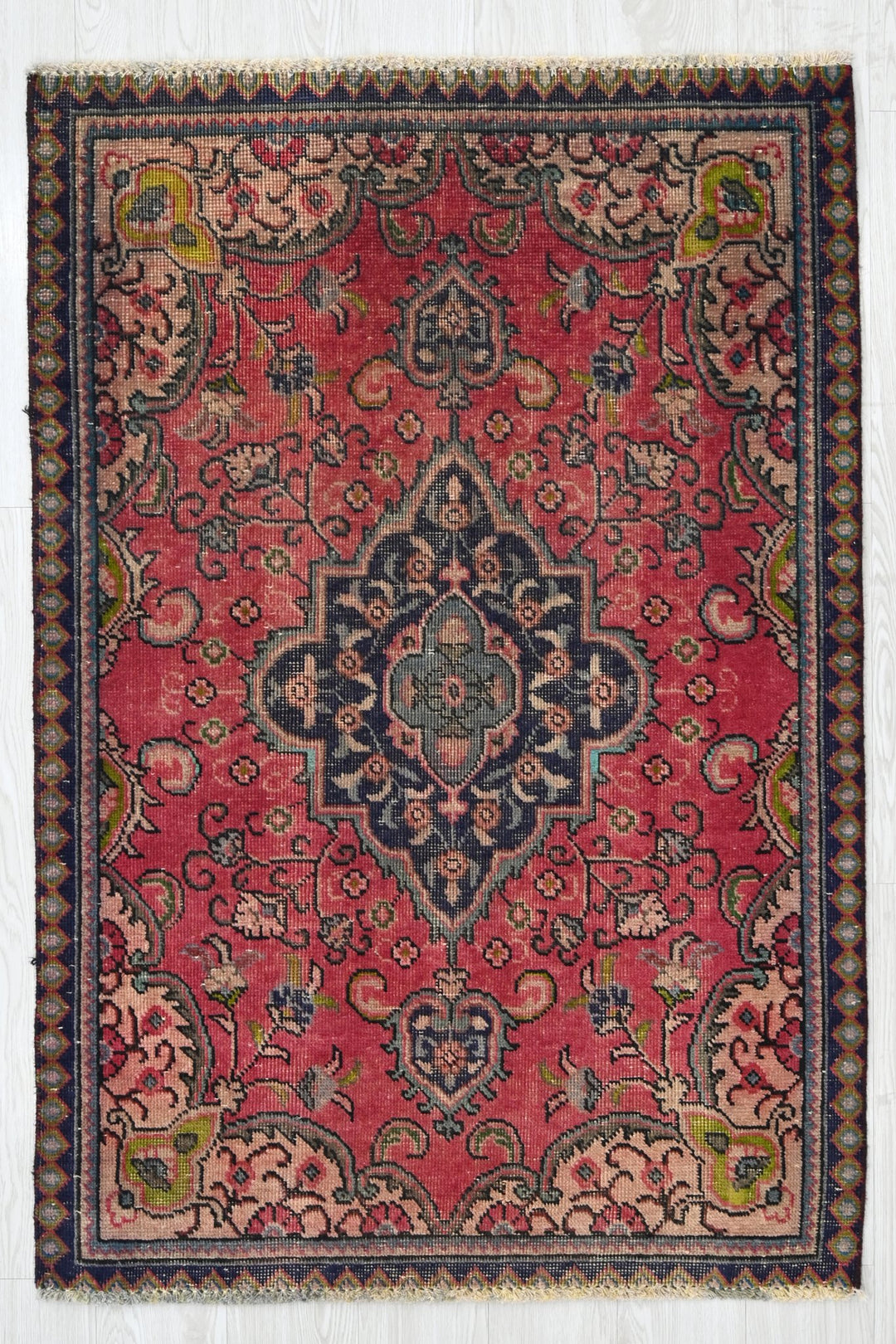 red Accent rug 3' 1" x 4' 8"