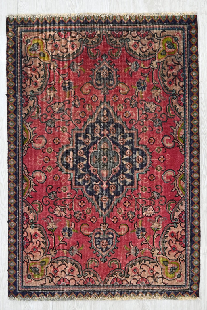 red Accent rug 3' 1" x 4' 8"