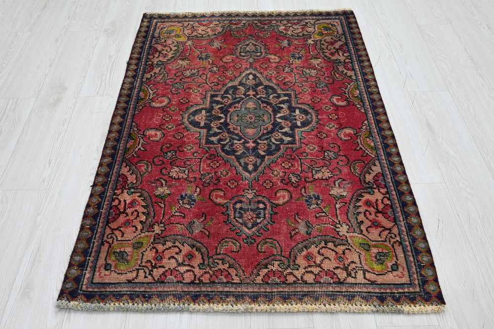 red Accent rug 3' 1" x 4' 8"