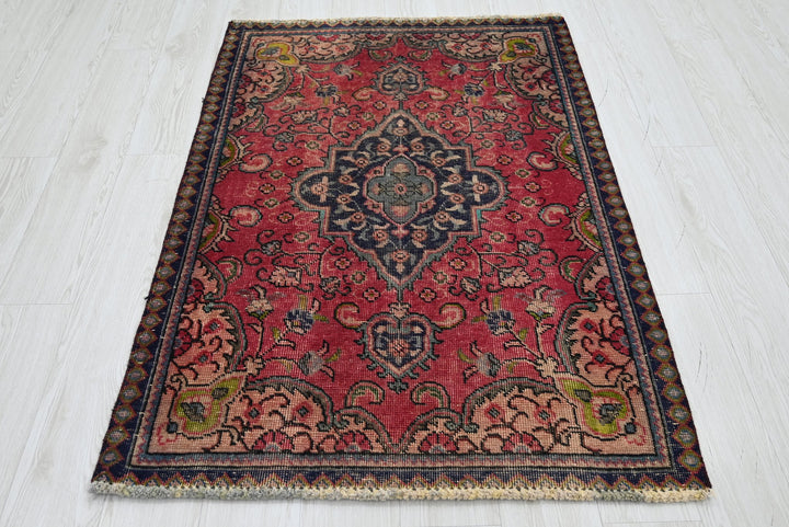 red Accent rug 3' 1" x 4' 8"