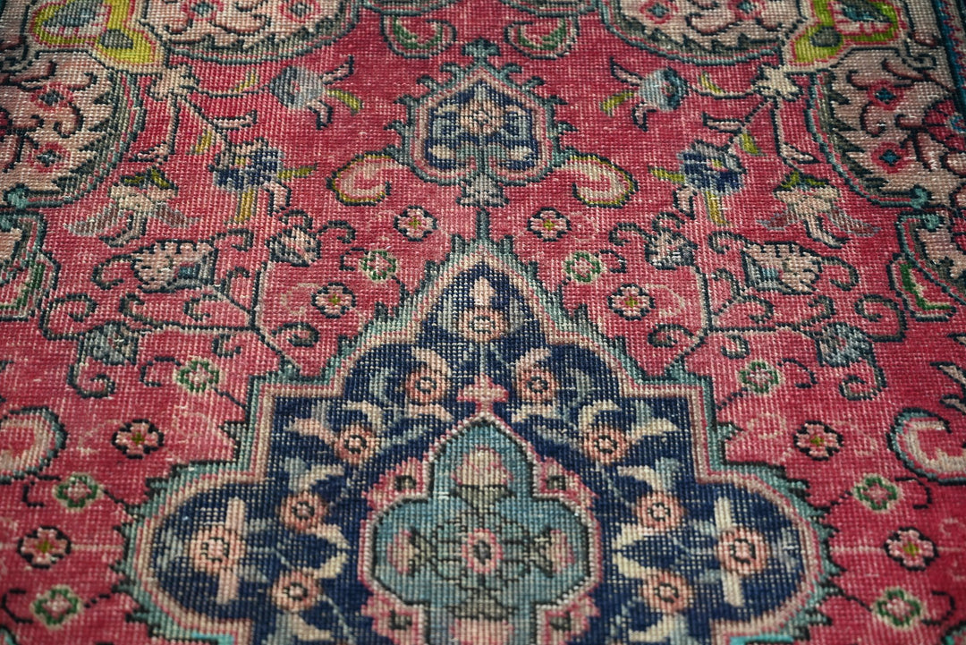red Accent rug 3' 1" x 4' 8"
