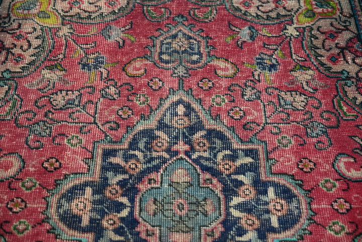 red Accent rug 3' 1" x 4' 8"
