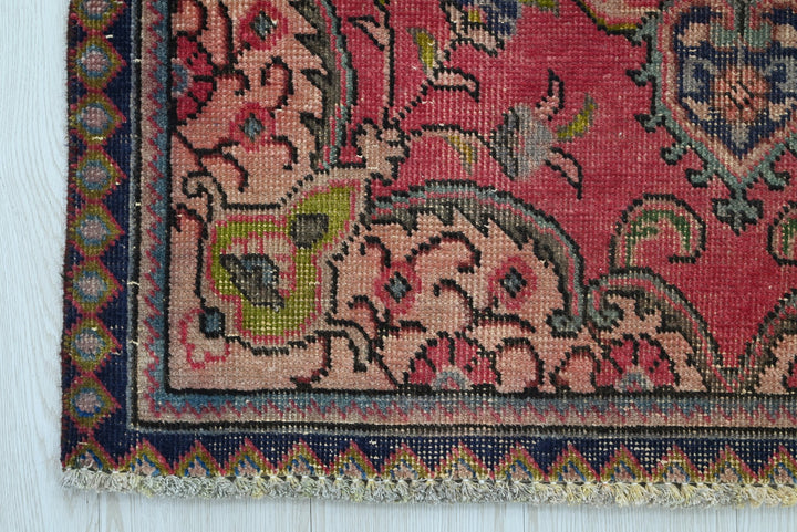 red Accent rug 3' 1" x 4' 8"