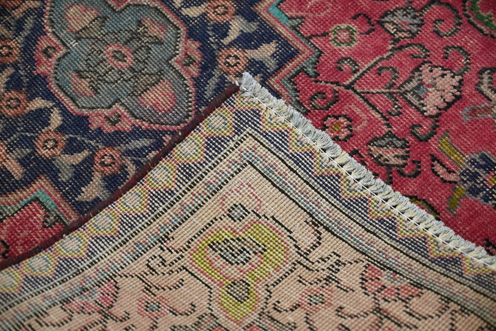 red Accent rug 3' 1" x 4' 8"