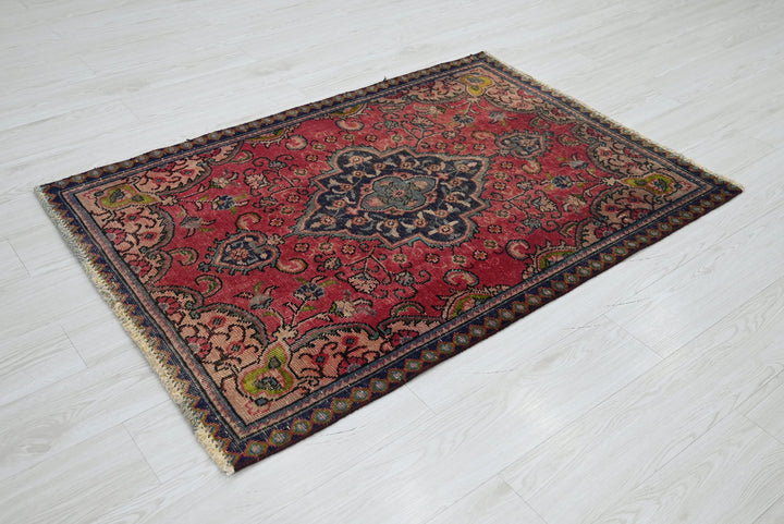 red Accent rug 3' 1" x 4' 8"