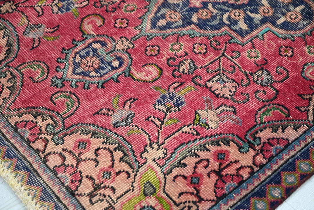 red Accent rug 3' 1" x 4' 8"