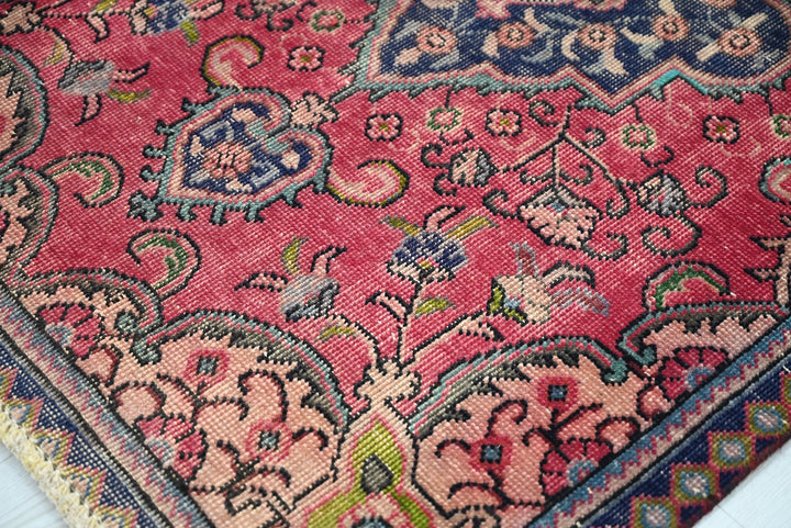 red Accent rug 3' 1" x 4' 8"