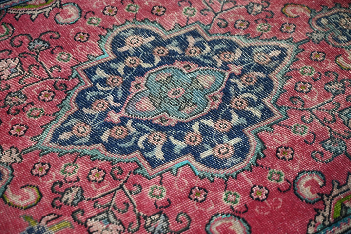 red Accent rug 3' 1" x 4' 8"