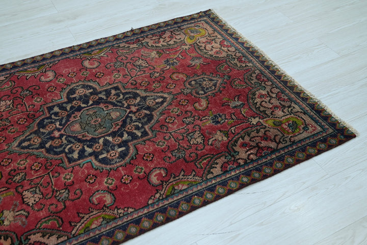 red Accent rug 3' 1" x 4' 8"