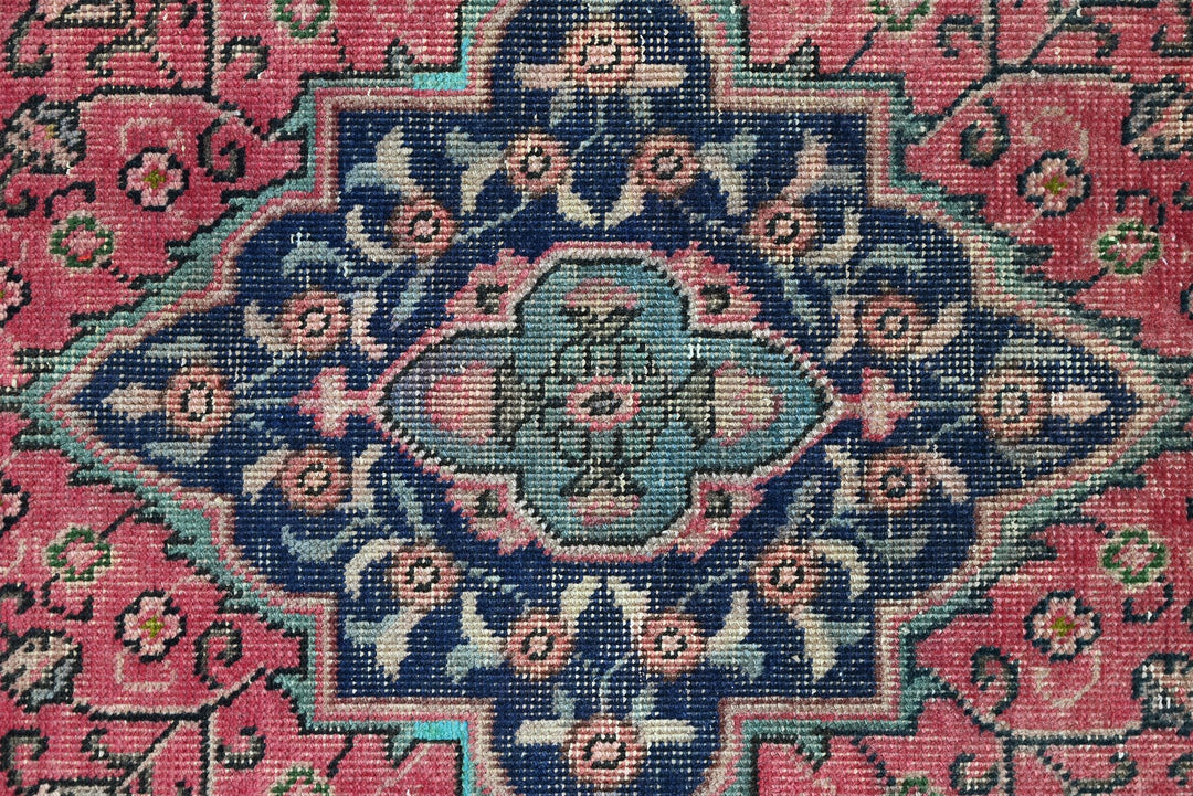 red Accent rug 3' 1" x 4' 8"