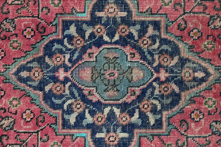 red Accent rug 3' 1" x 4' 8"