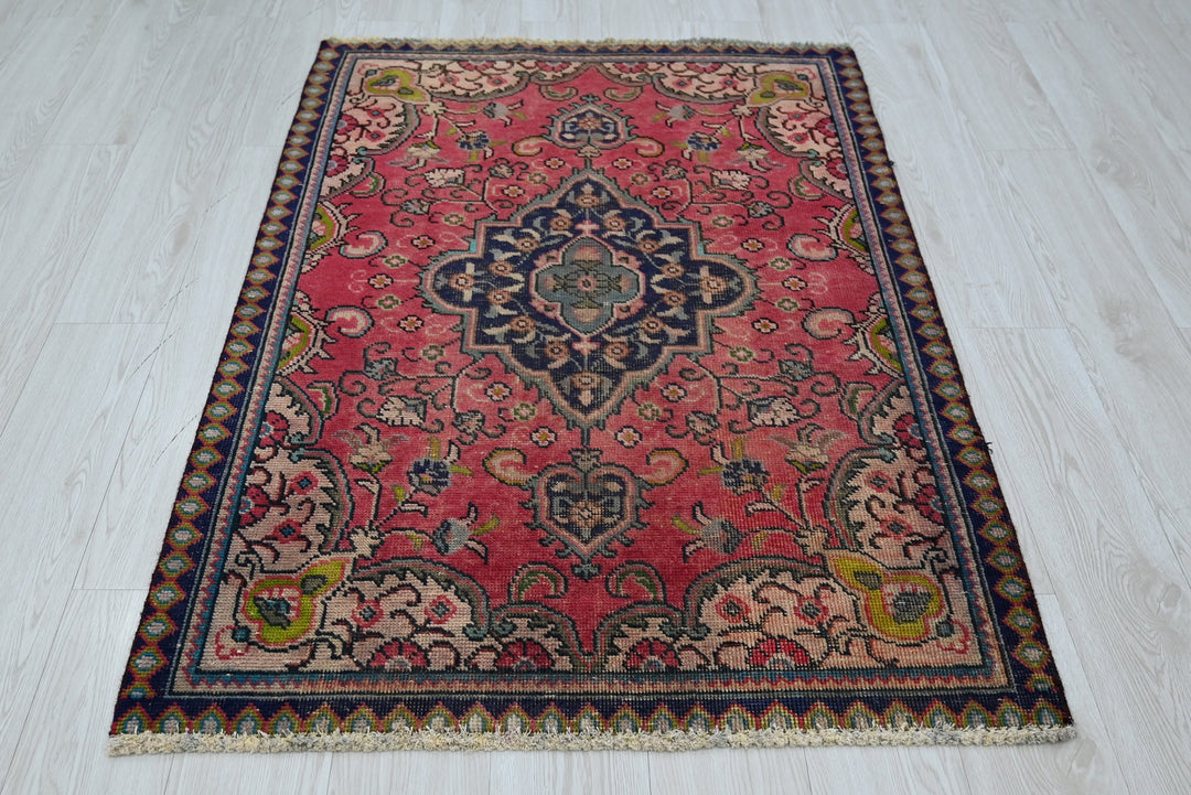red Accent rug 3' 1" x 4' 8"