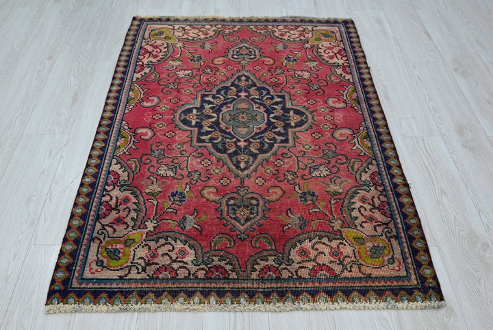 red Accent rug 3' 1" x 4' 8"