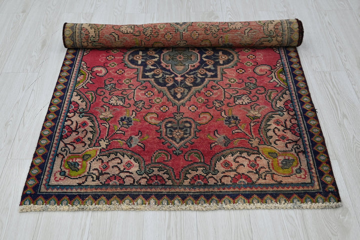 red Accent rug 3' 1" x 4' 8"