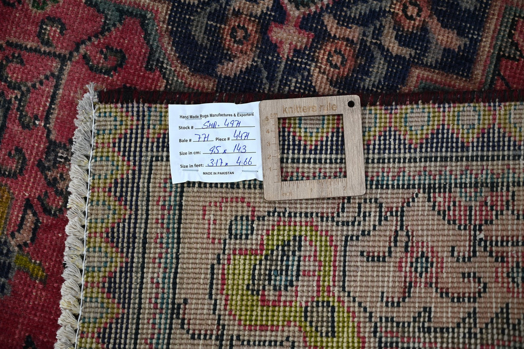 red Accent rug 3' 1" x 4' 8"