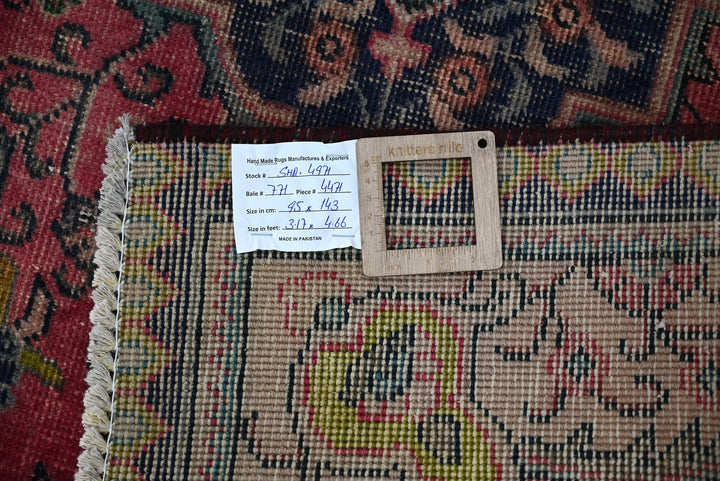 red Accent rug 3' 1" x 4' 8"