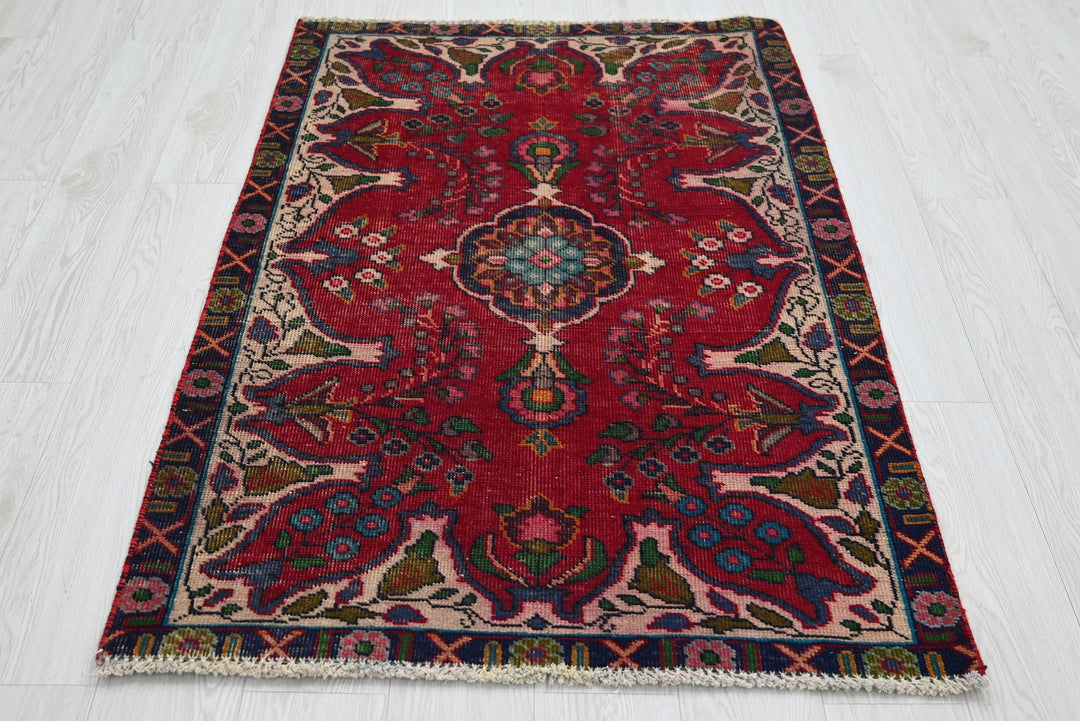 red Accent rug 3' 1" x 4' 8"