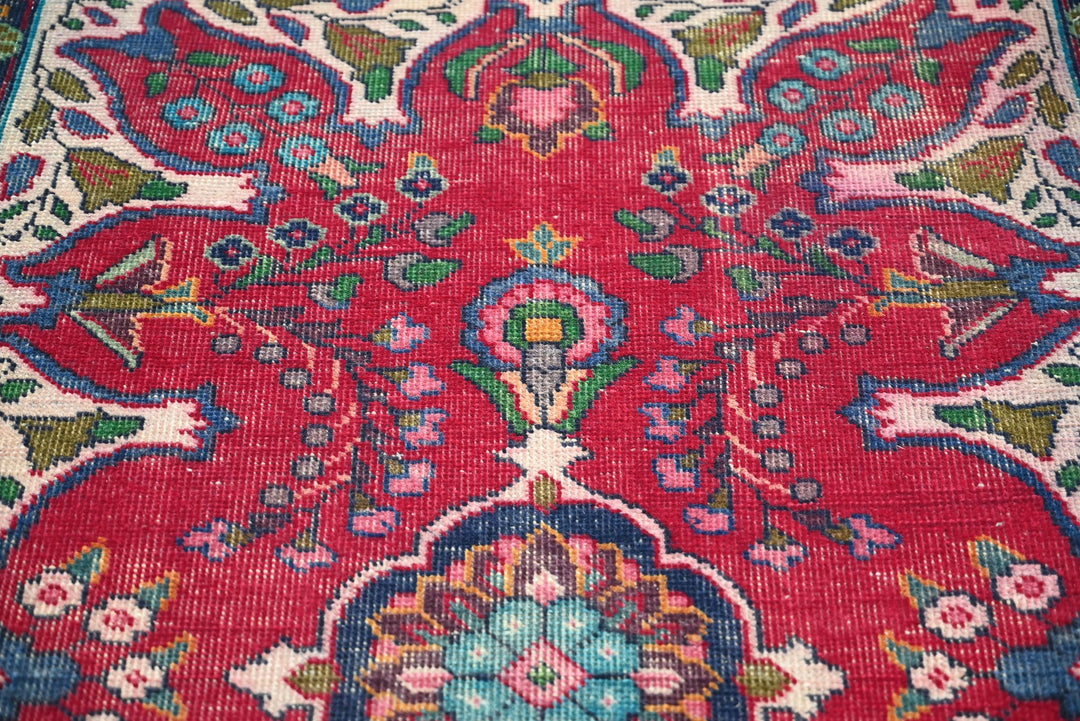 red Accent rug 3' 1" x 4' 8"