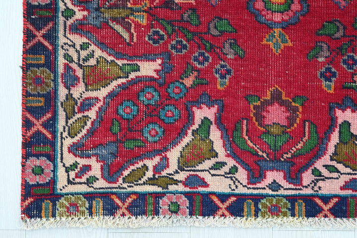 red Accent rug 3' 1" x 4' 8"
