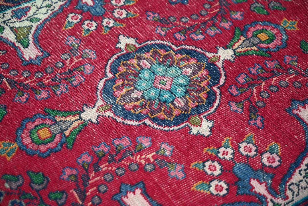 red Accent rug 3' 1" x 4' 8"