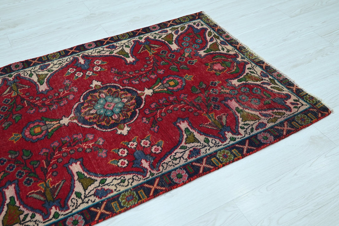 red Accent rug 3' 1" x 4' 8"