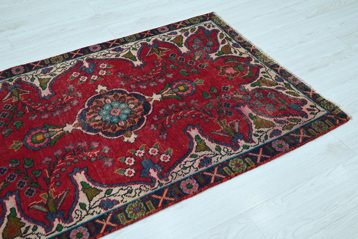 red Accent rug 3' 1" x 4' 8"