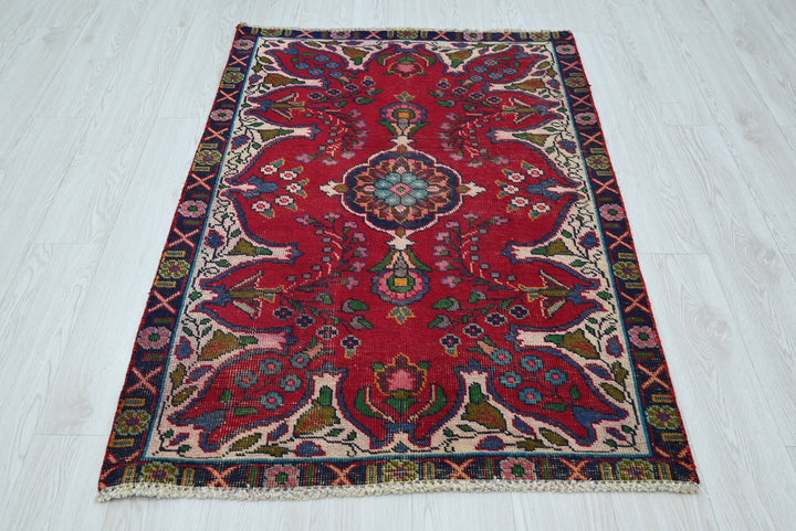 red Accent rug 3' 1" x 4' 8"