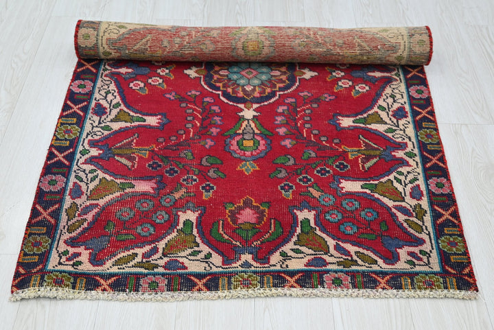 red Accent rug 3' 1" x 4' 8"