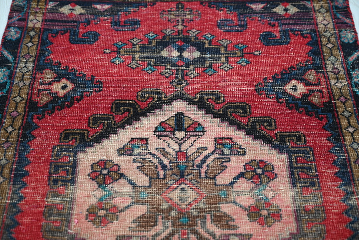 red Accent rug 2' 10" x 4' 8"