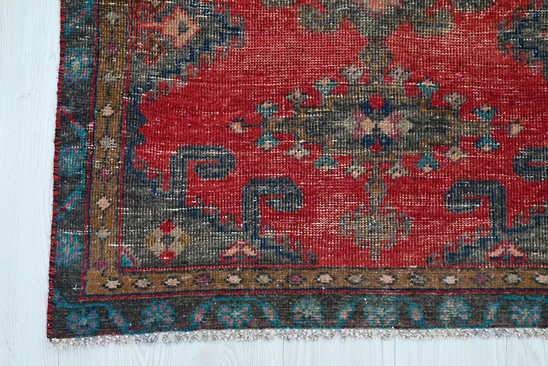 red Accent rug 2' 10" x 4' 8"