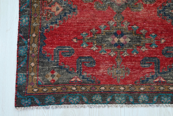 red Accent rug 2' 10" x 4' 8"