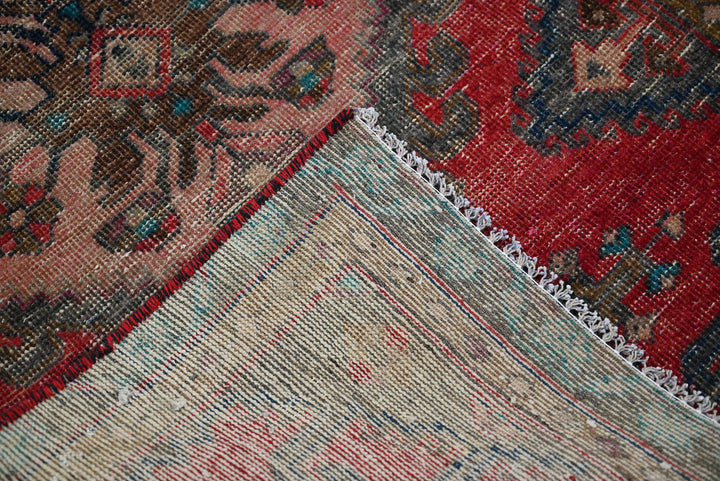 red Accent rug 2' 10" x 4' 8"