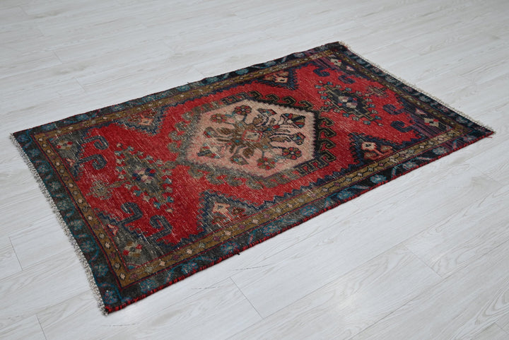 red Accent rug 2' 10" x 4' 8"
