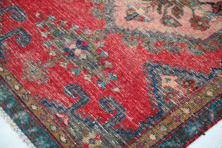 red Accent rug 2' 10" x 4' 8"