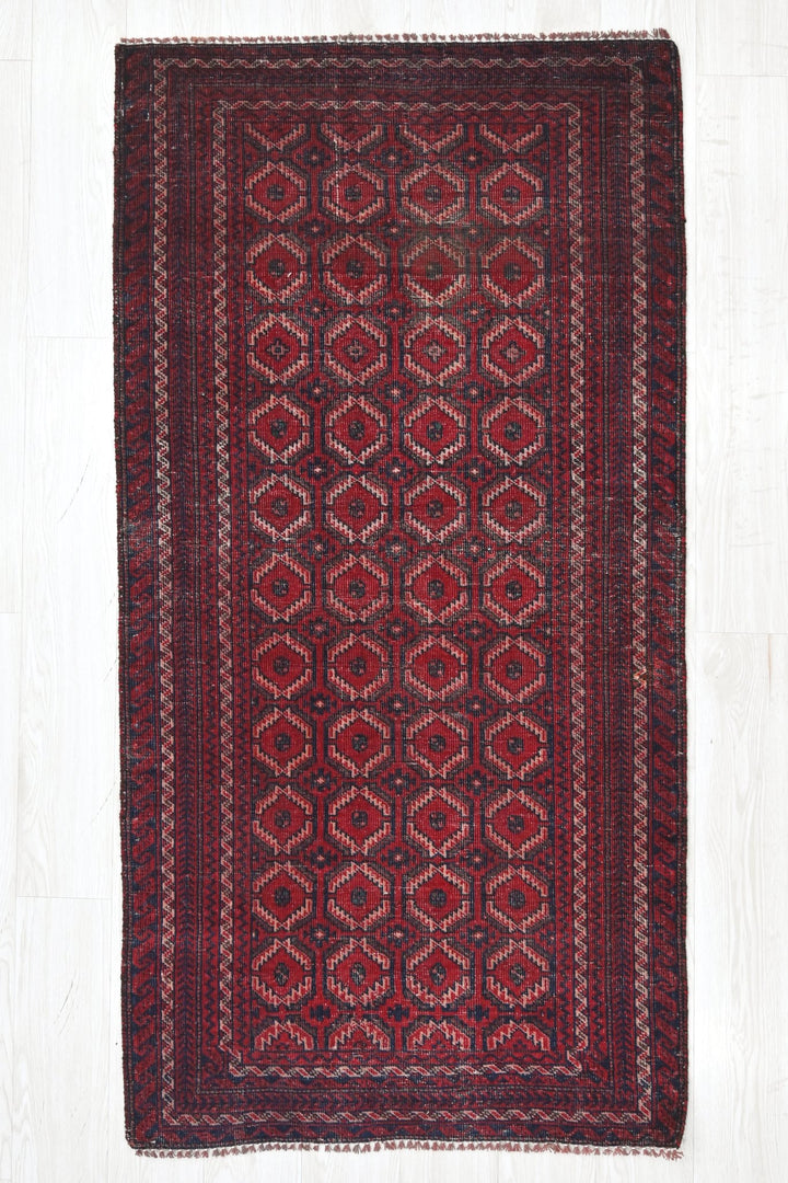 red Accent rug 2' 11" x 5' 10"