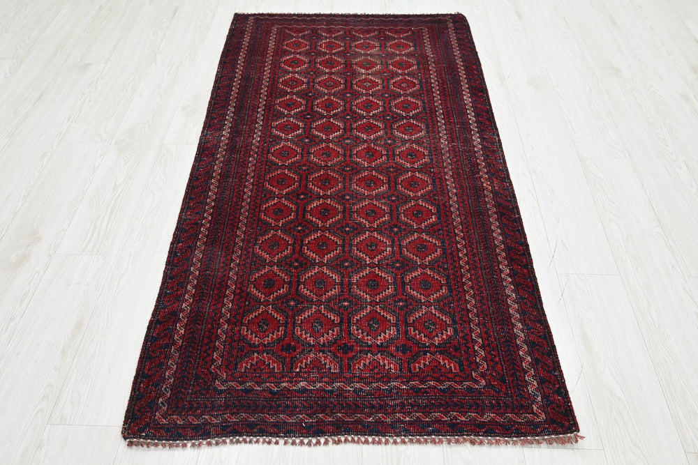 red Accent rug 2' 11" x 5' 10"