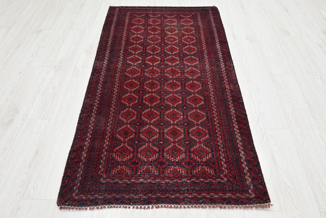 red Accent rug 2' 11" x 5' 10"