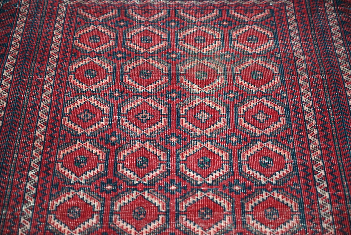 red Accent rug 2' 11" x 5' 10"